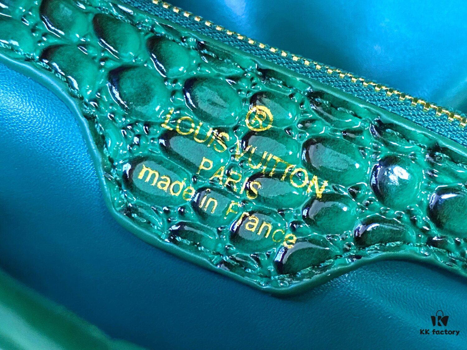 Upgraded M11619 Crocodile-Texture Capucines BB Handbag