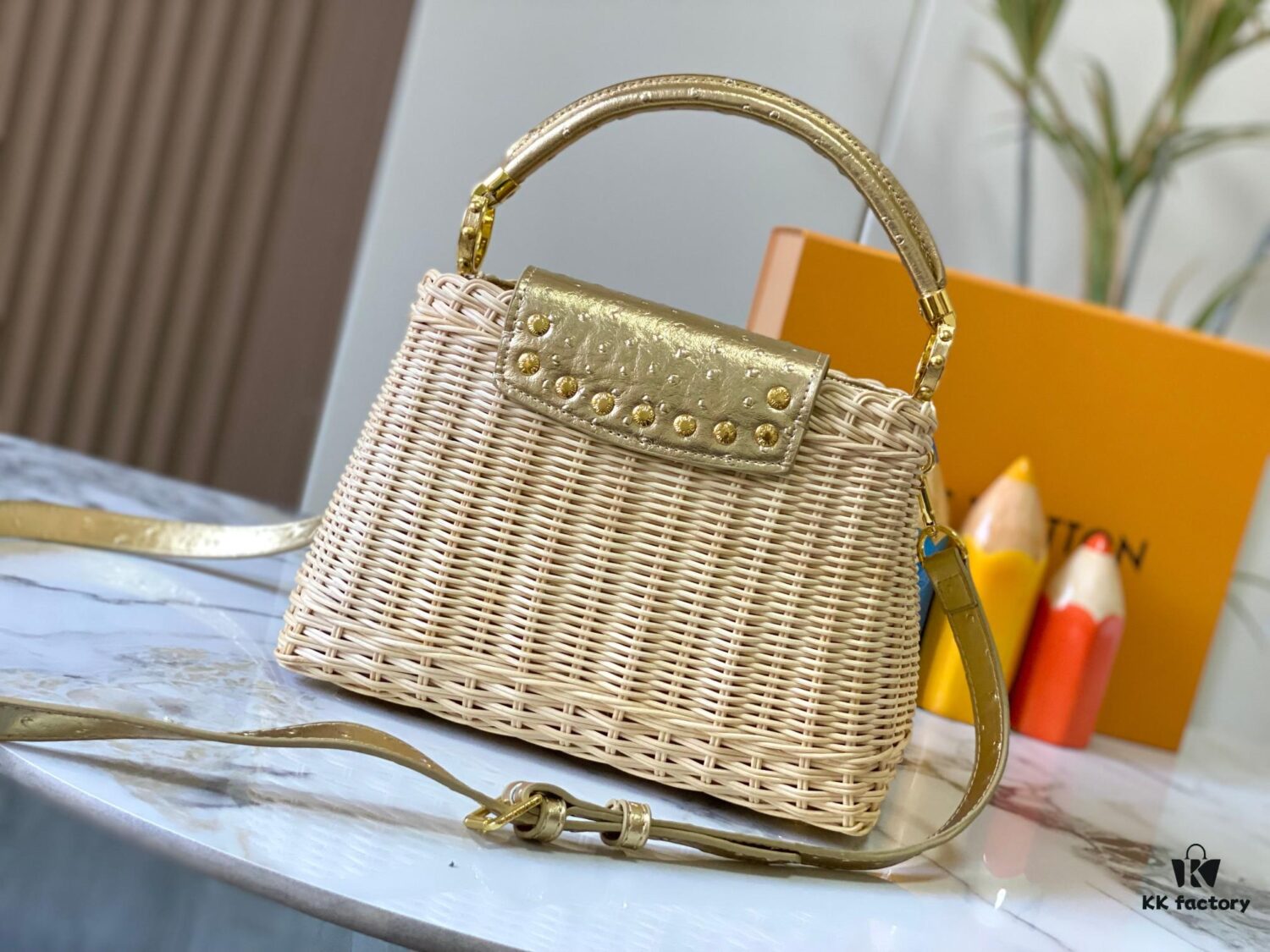 Upgraded M11618 Ostrich-Texture Capucines BB Bag