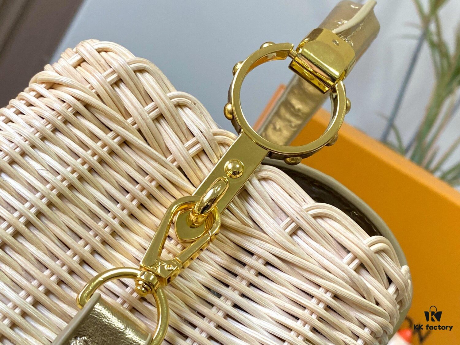 Upgraded M11618 Ostrich-Texture Capucines BB Bag