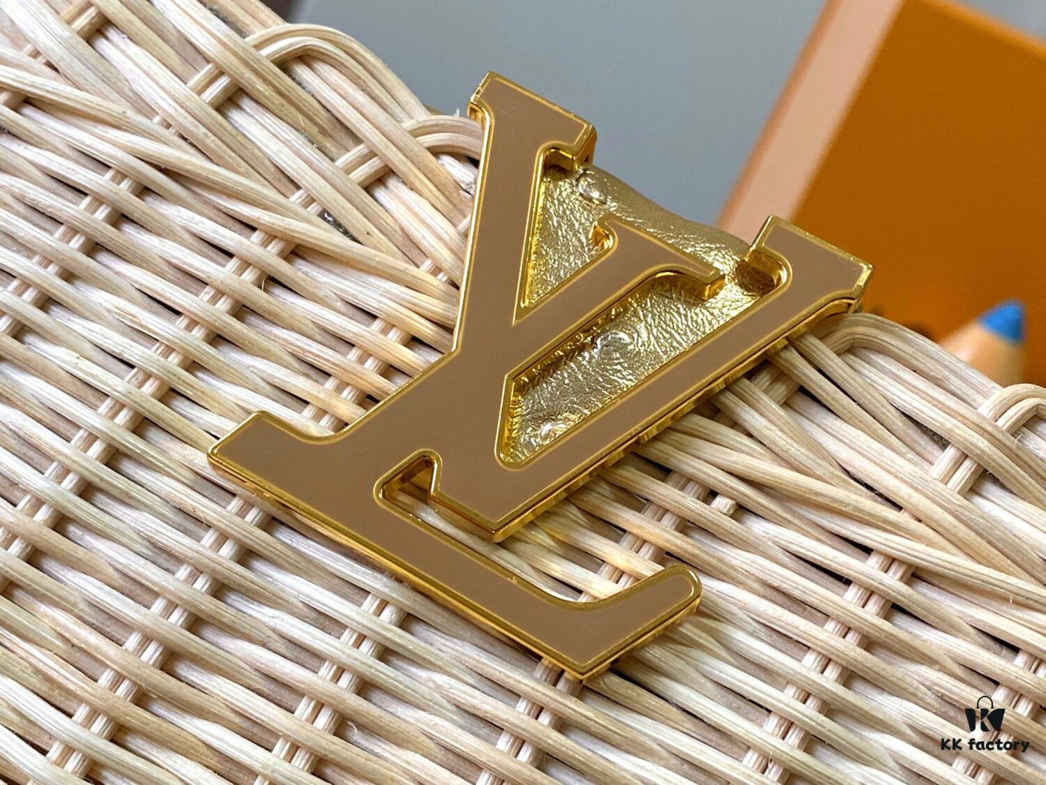 Upgraded M11618 Ostrich-Texture Capucines BB Bag