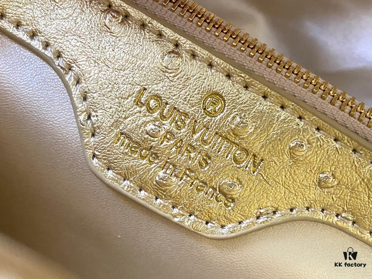 Upgraded M11618 Ostrich-Texture Capucines BB Bag