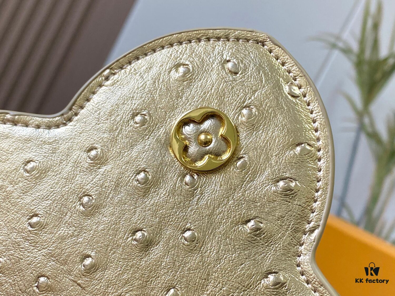 Upgraded M11618 Ostrich-Texture Capucines BB Bag