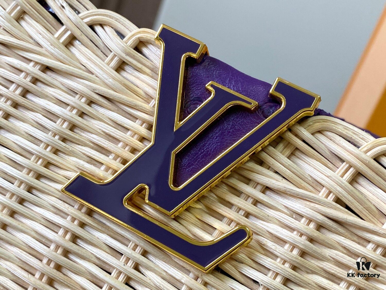 Upgraded M11618 Ostrich-Texture Capucines BB Handbag