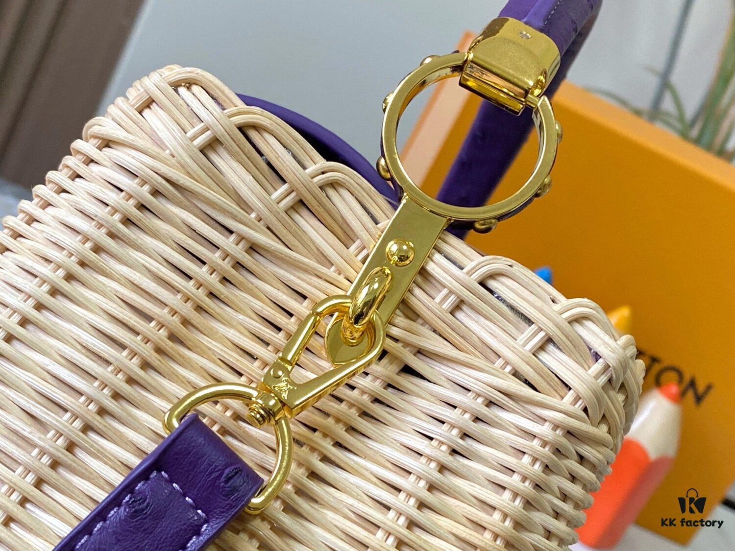 Upgraded M11618 Ostrich-Texture Capucines BB Handbag