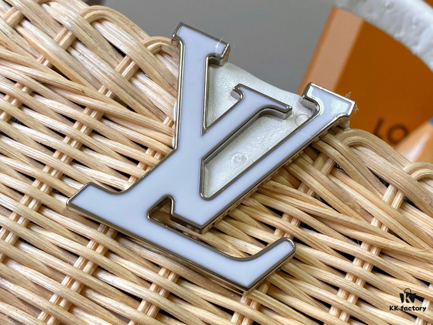 Upgraded M11618 Ostrich-Texture Capucines BB Handbag