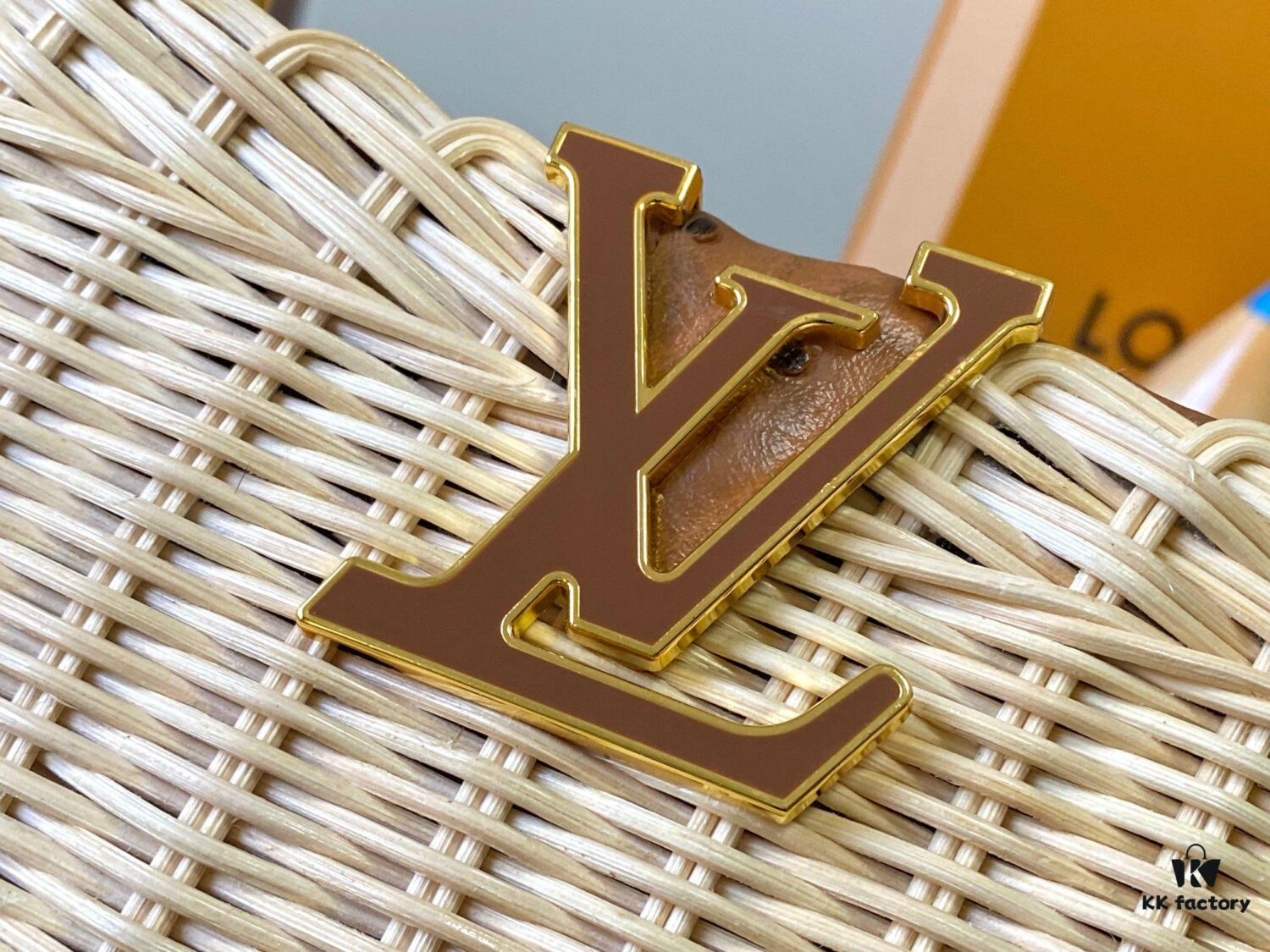 Upgraded M11618 Ostrich-Texture Capucines BB Handbag