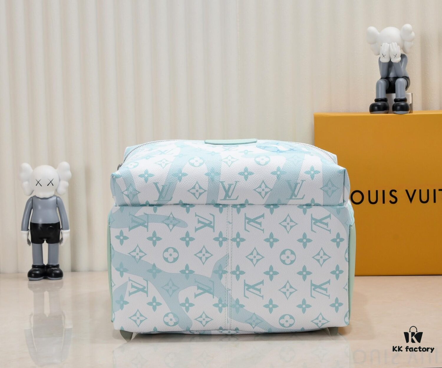 Upgraded Version DU SHI JIA PAI M22519 Green Louis Vuitton 2023 New Men's DISCOVERY Monogram Water Drop Small Backpack LV Graffiti Backpack, Versatile Styling, High-Capacity Daily Travel Essential