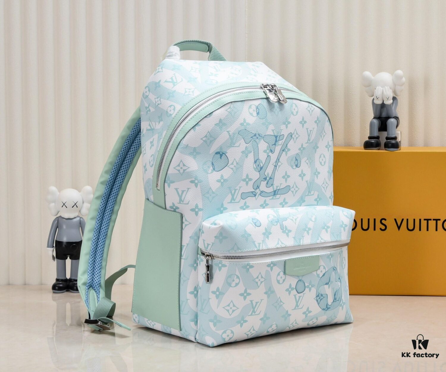 Upgraded Version DU SHI JIA PAI M22519 Green Louis Vuitton 2023 New Men's DISCOVERY Monogram Water Drop Small Backpack LV Graffiti Backpack, Versatile Styling, High-Capacity Daily Travel Essential