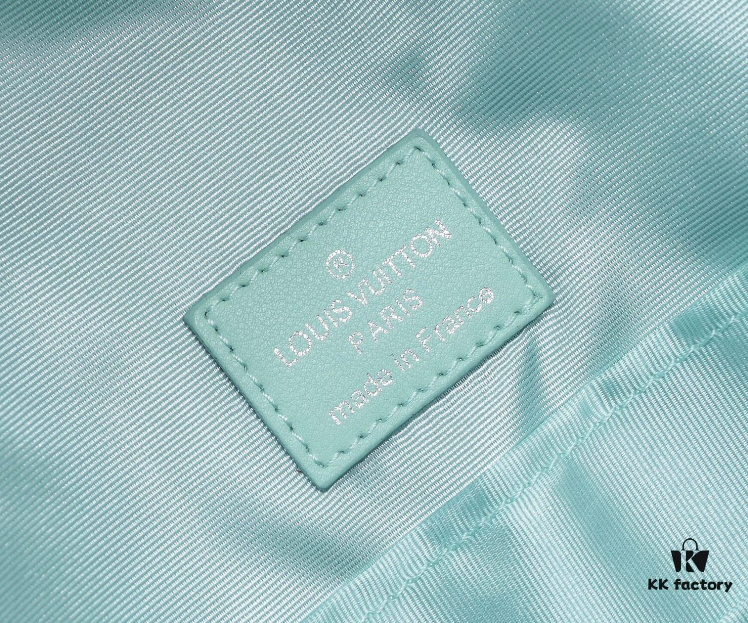 Upgraded Version DU SHI JIA PAI M22519 Green Louis Vuitton 2023 New Men's DISCOVERY Monogram Water Drop Small Backpack LV Graffiti Backpack, Versatile Styling, High-Capacity Daily Travel Essential