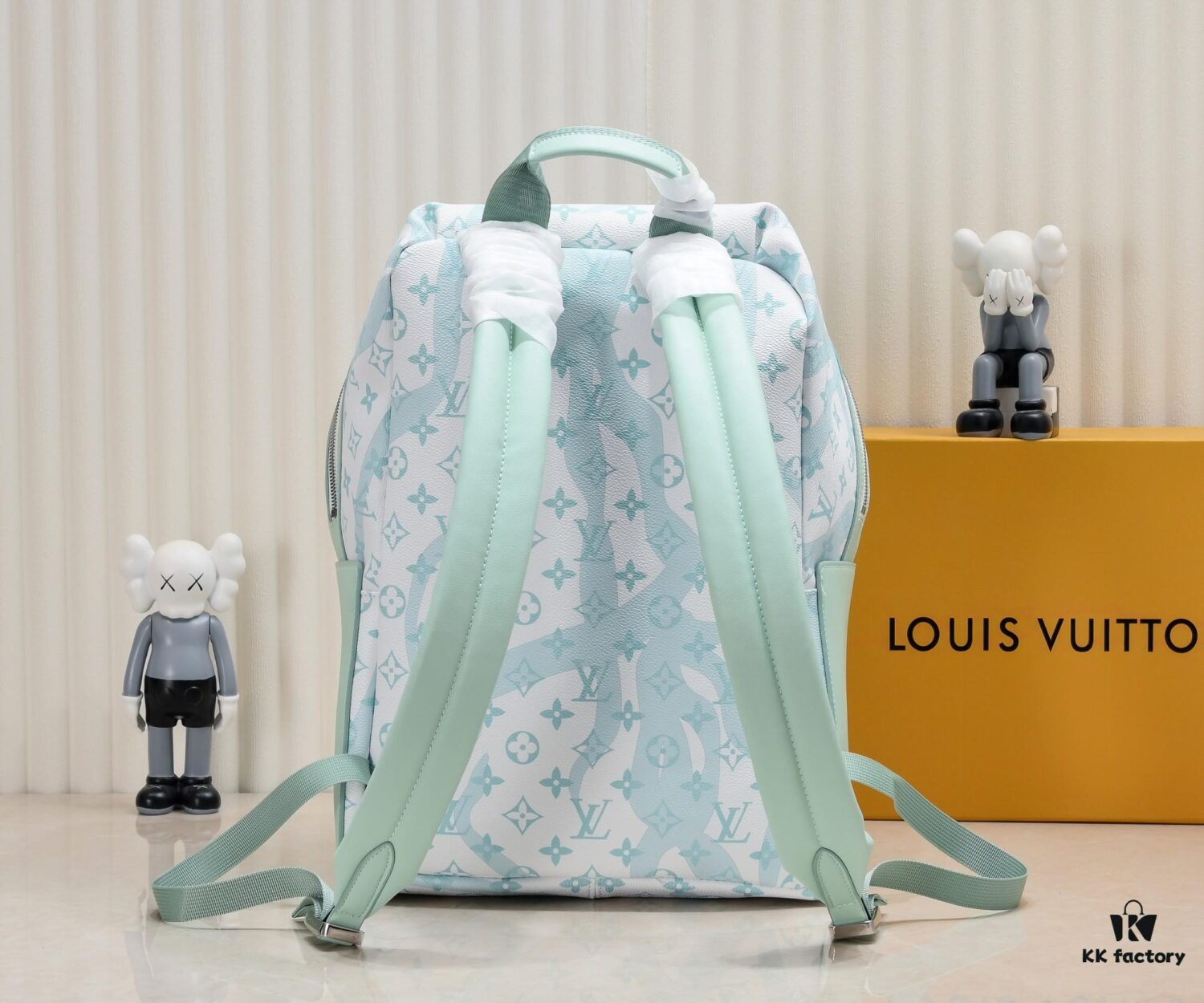 Upgraded Version DU SHI JIA PAI M22519 Green Louis Vuitton 2023 New Men's DISCOVERY Monogram Water Drop Small Backpack LV Graffiti Backpack, Versatile Styling, High-Capacity Daily Travel Essential