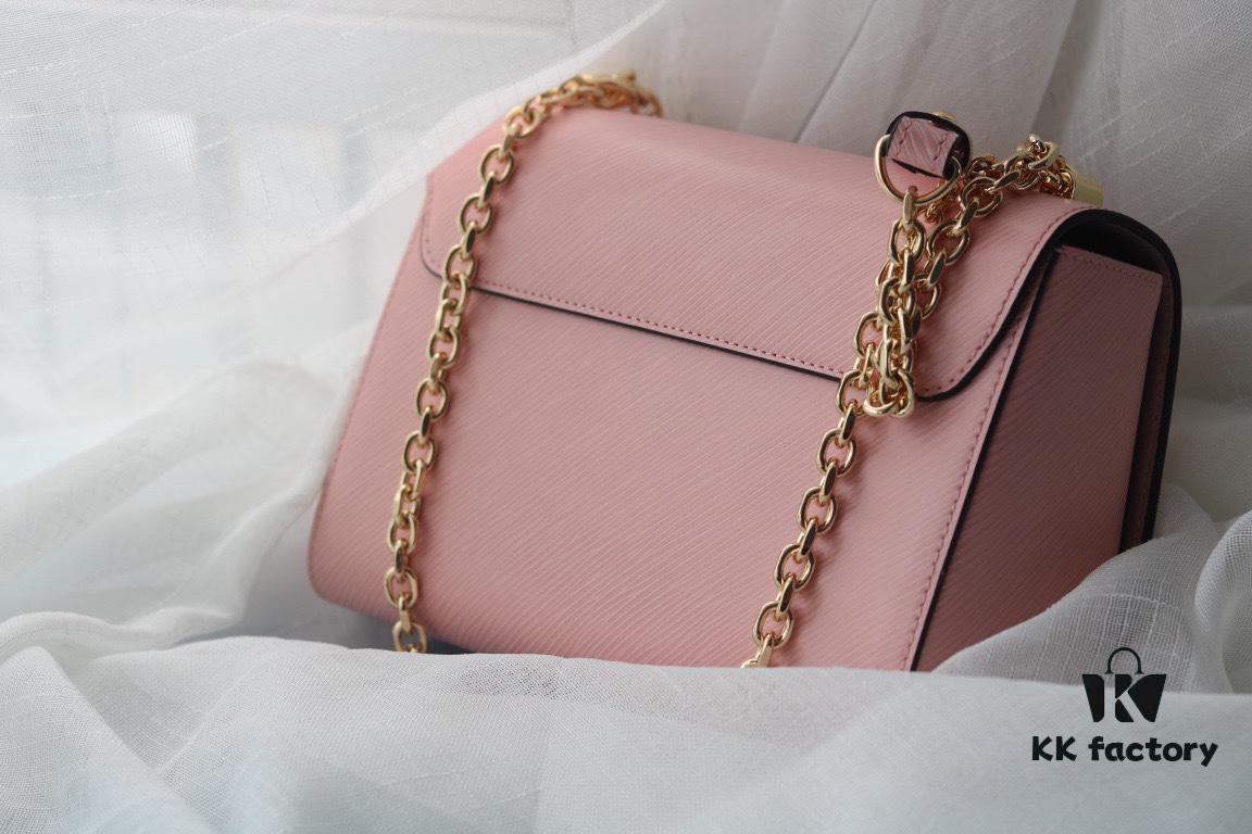 New Arrival [Rose] Top Quality Original Design [Rose]... Even More Beautiful in Real Life [Kiss][Kiss] LV's Hottest Twist Denim Medium Bag Now Available 💃