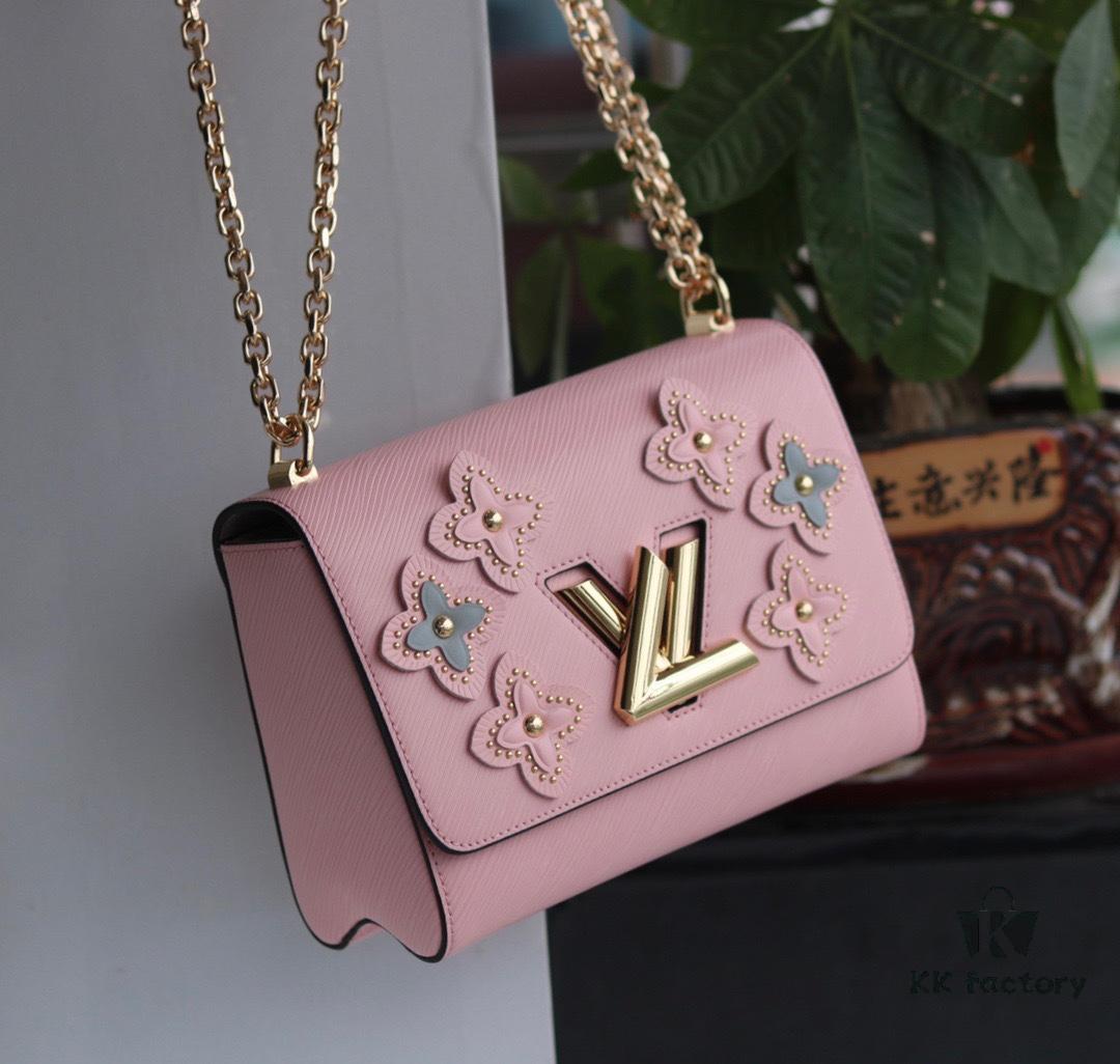 New Arrival [Rose] Top Quality Original Design [Rose]... Even More Beautiful in Real Life [Kiss][Kiss] LV's Hottest Twist Denim Medium Bag Now Available 💃