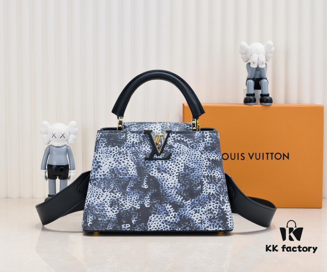 Upgraded Black M21725 Louis Vuitton x Yayoi Kusama New Collaboration Capsule Collection Explores the Bizarre Dreamscape of the LV x YK Capucines PM Bag, Drawing Inspiration from the Artist's 'My Eternal Soul' Series Since 2009, Featuring Encounters with Eccentric Faces and Organic Forms. Printed and Embroidered Motifs Adorn Luxurious Taurillon Leather, Making It a Distinguished Artistic Collector's Piece.