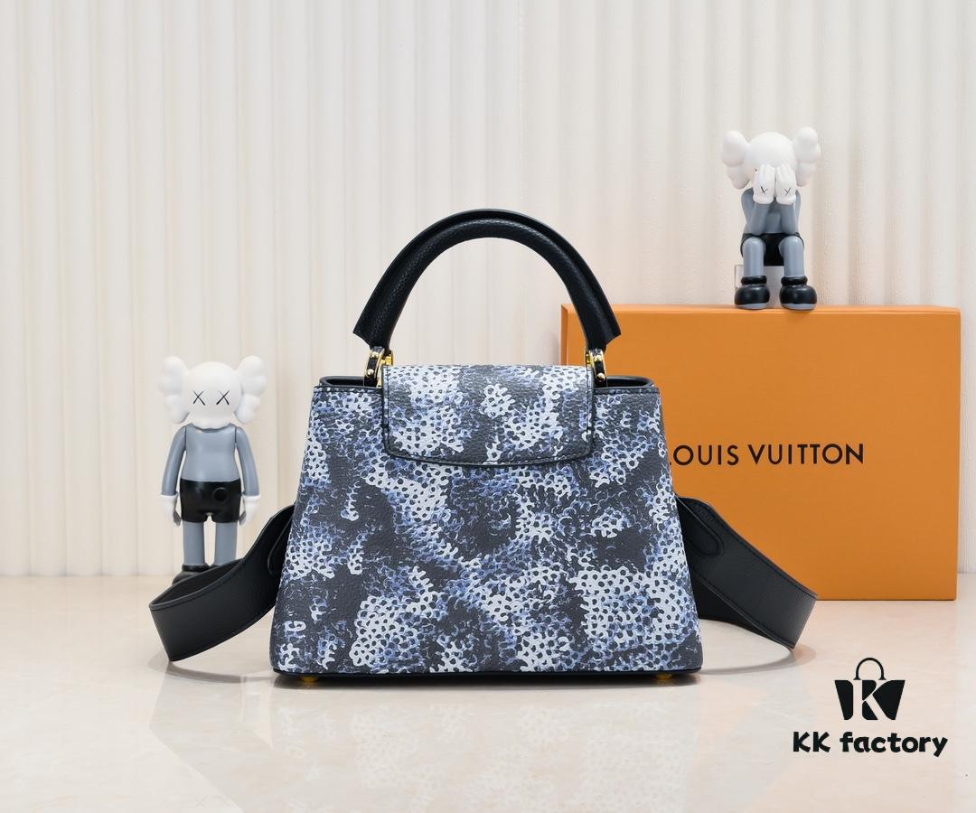 Upgraded Black M21725 Louis Vuitton x Yayoi Kusama New Collaboration Capsule Collection Explores the Bizarre Dreamscape of the LV x YK Capucines PM Bag, Drawing Inspiration from the Artist's 'My Eternal Soul' Series Since 2009, Featuring Encounters with Eccentric Faces and Organic Forms. Printed and Embroidered Motifs Adorn Luxurious Taurillon Leather, Making It a Distinguished Artistic Collector's Piece.