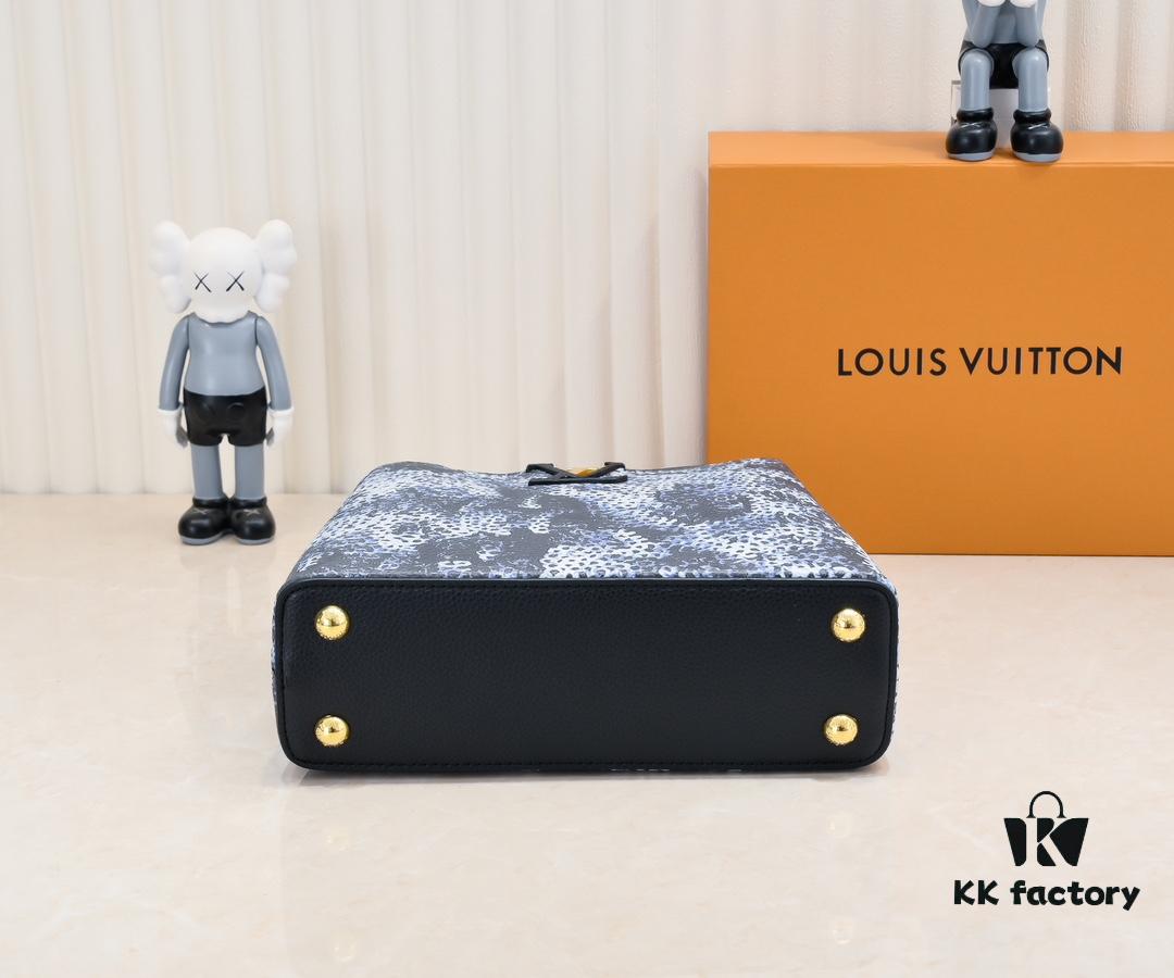Upgraded Black M21725 Louis Vuitton x Yayoi Kusama New Collaboration Capsule Collection Explores the Bizarre Dreamscape of the LV x YK Capucines PM Bag, Drawing Inspiration from the Artist's 'My Eternal Soul' Series Since 2009, Featuring Encounters with Eccentric Faces and Organic Forms. Printed and Embroidered Motifs Adorn Luxurious Taurillon Leather, Making It a Distinguished Artistic Collector's Piece.