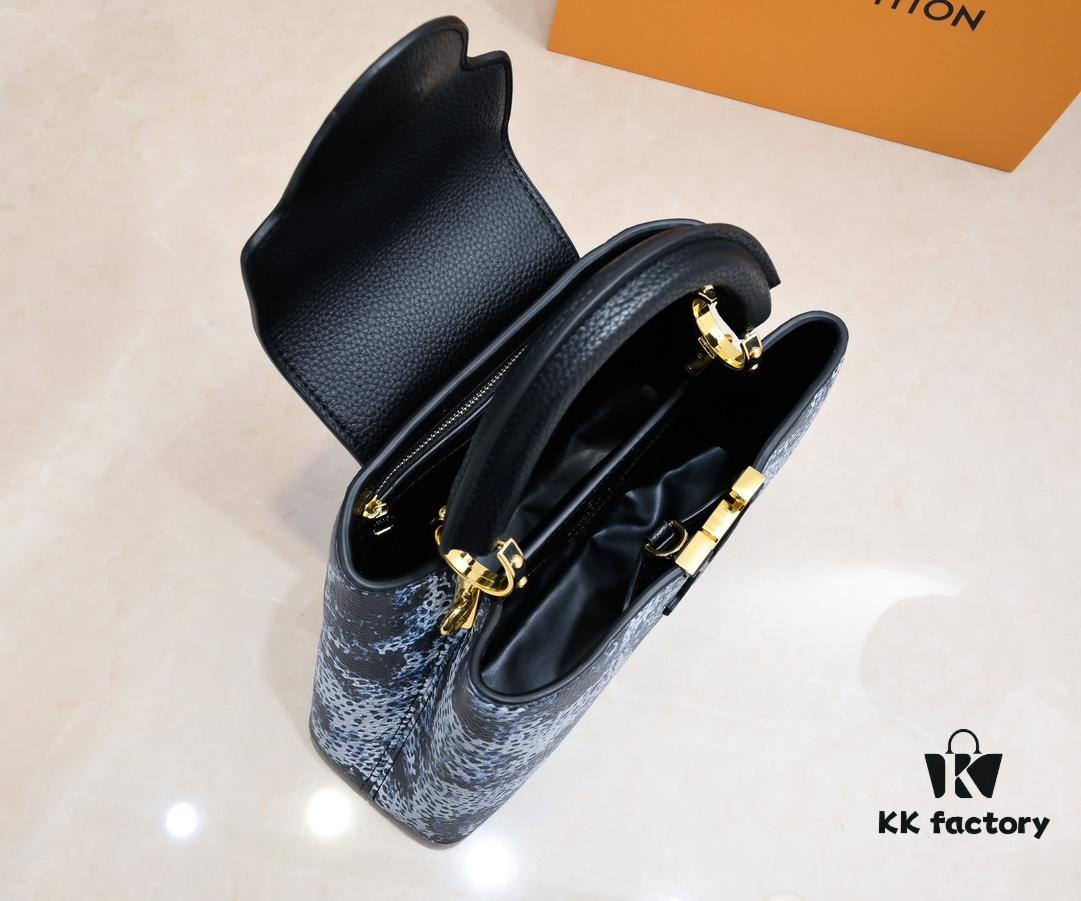 Upgraded Black M21725 Louis Vuitton x Yayoi Kusama New Collaboration Capsule Collection Explores the Bizarre Dreamscape of the LV x YK Capucines PM Bag, Drawing Inspiration from the Artist's 'My Eternal Soul' Series Since 2009, Featuring Encounters with Eccentric Faces and Organic Forms. Printed and Embroidered Motifs Adorn Luxurious Taurillon Leather, Making It a Distinguished Artistic Collector's Piece.