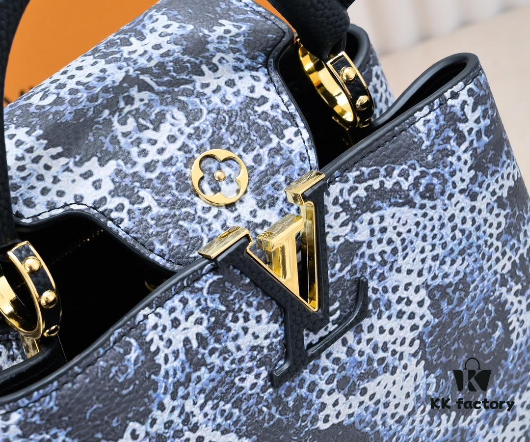 Upgraded Black M21725 Louis Vuitton x Yayoi Kusama New Collaboration Capsule Collection Explores the Bizarre Dreamscape of the LV x YK Capucines PM Bag, Drawing Inspiration from the Artist's 'My Eternal Soul' Series Since 2009, Featuring Encounters with Eccentric Faces and Organic Forms. Printed and Embroidered Motifs Adorn Luxurious Taurillon Leather, Making It a Distinguished Artistic Collector's Piece.