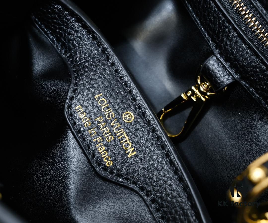 Upgraded Black M21725 Louis Vuitton x Yayoi Kusama New Collaboration Capsule Collection Explores the Bizarre Dreamscape of the LV x YK Capucines PM Bag, Drawing Inspiration from the Artist's 'My Eternal Soul' Series Since 2009, Featuring Encounters with Eccentric Faces and Organic Forms. Printed and Embroidered Motifs Adorn Luxurious Taurillon Leather, Making It a Distinguished Artistic Collector's Piece.