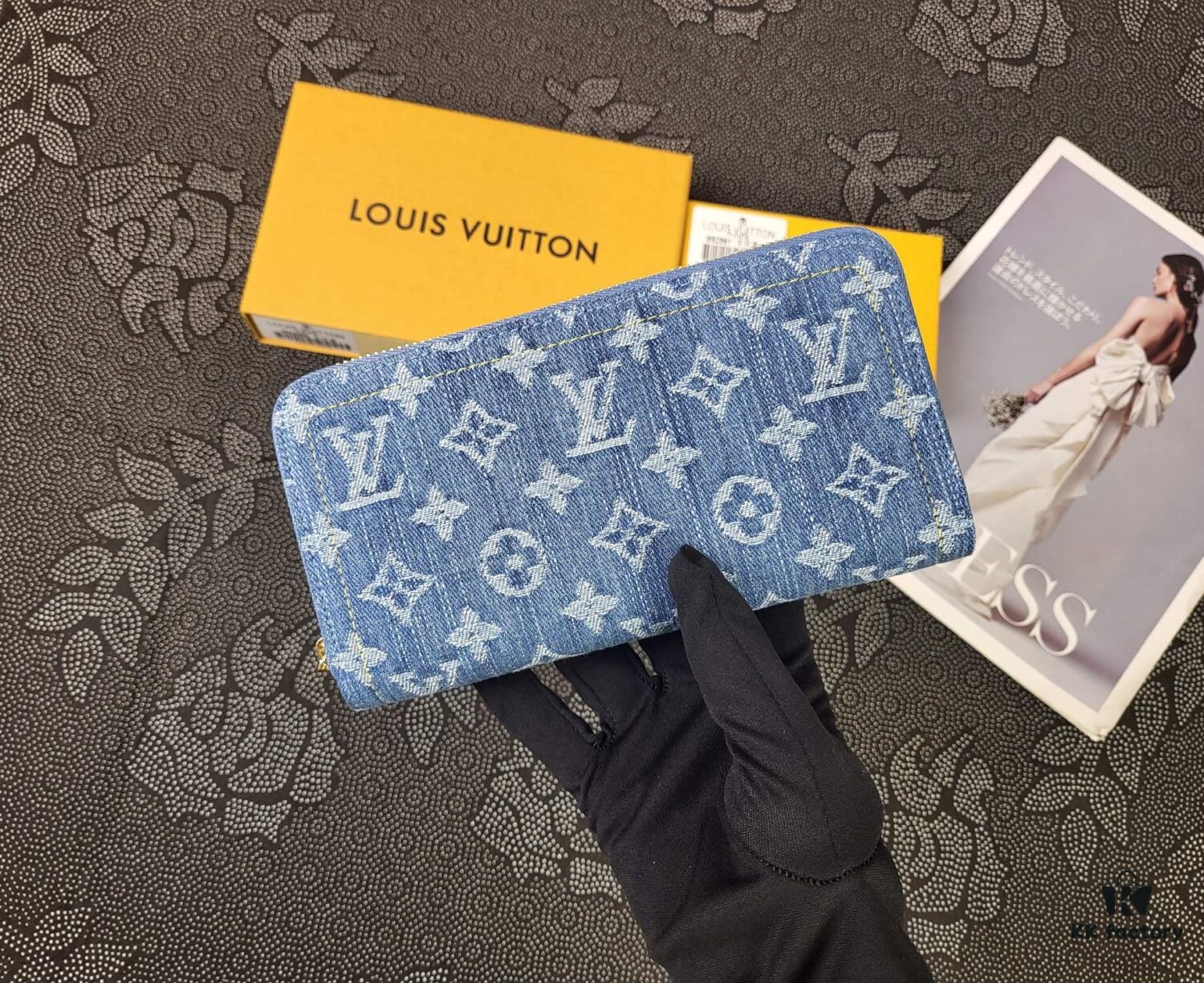 M82958 Blue Denim Zippy Wallet