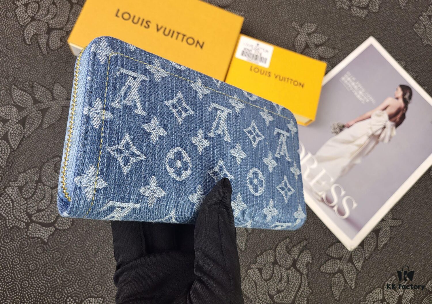 M82958 Blue Denim Zippy Wallet