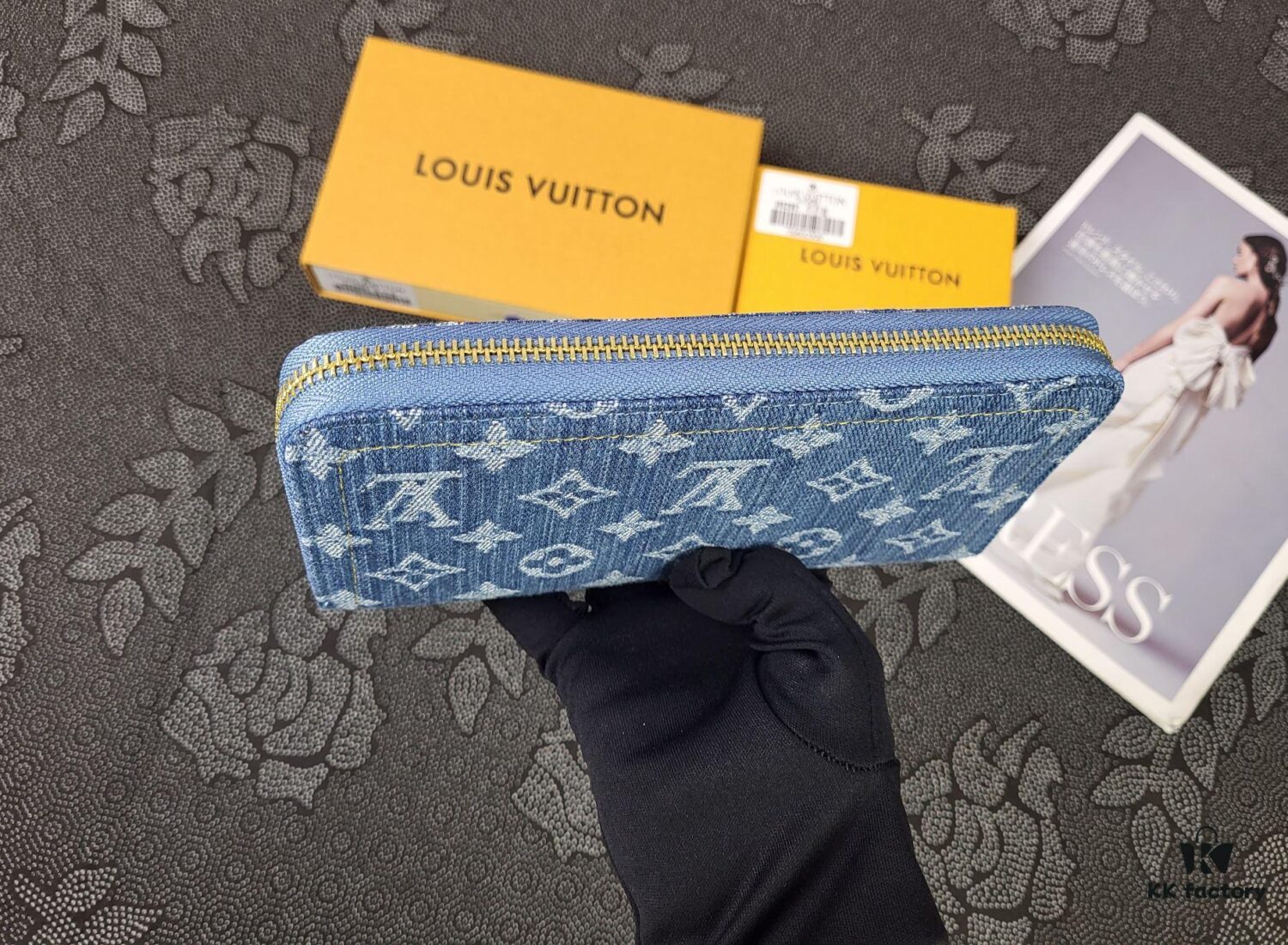 M82958 Blue Denim Zippy Wallet