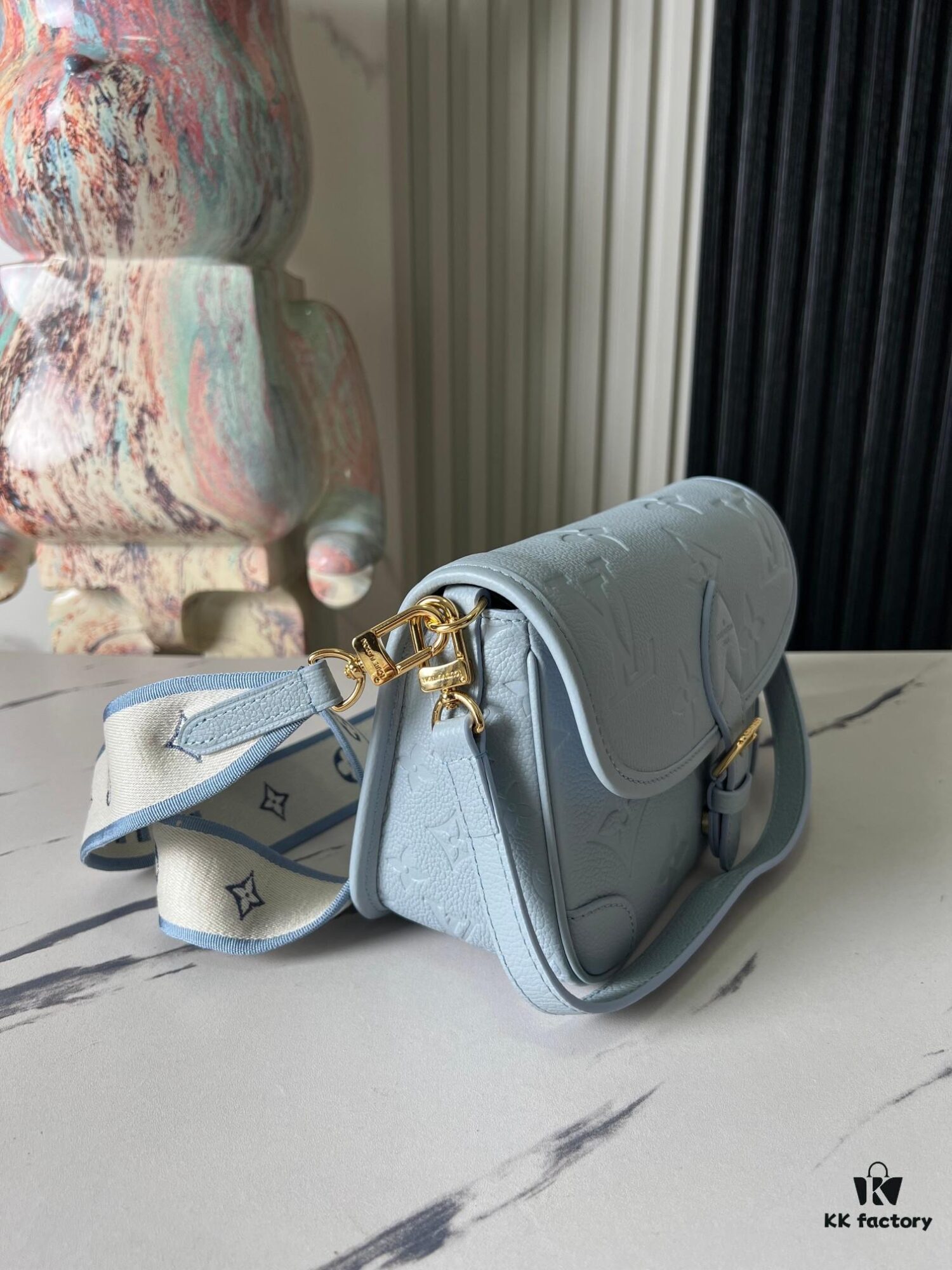 [Top Quality Original Order Exclusive Real Shot] M46846 Misty Blue M46386 Full Leather Embossed Baguette Bag Series Diane Handbag