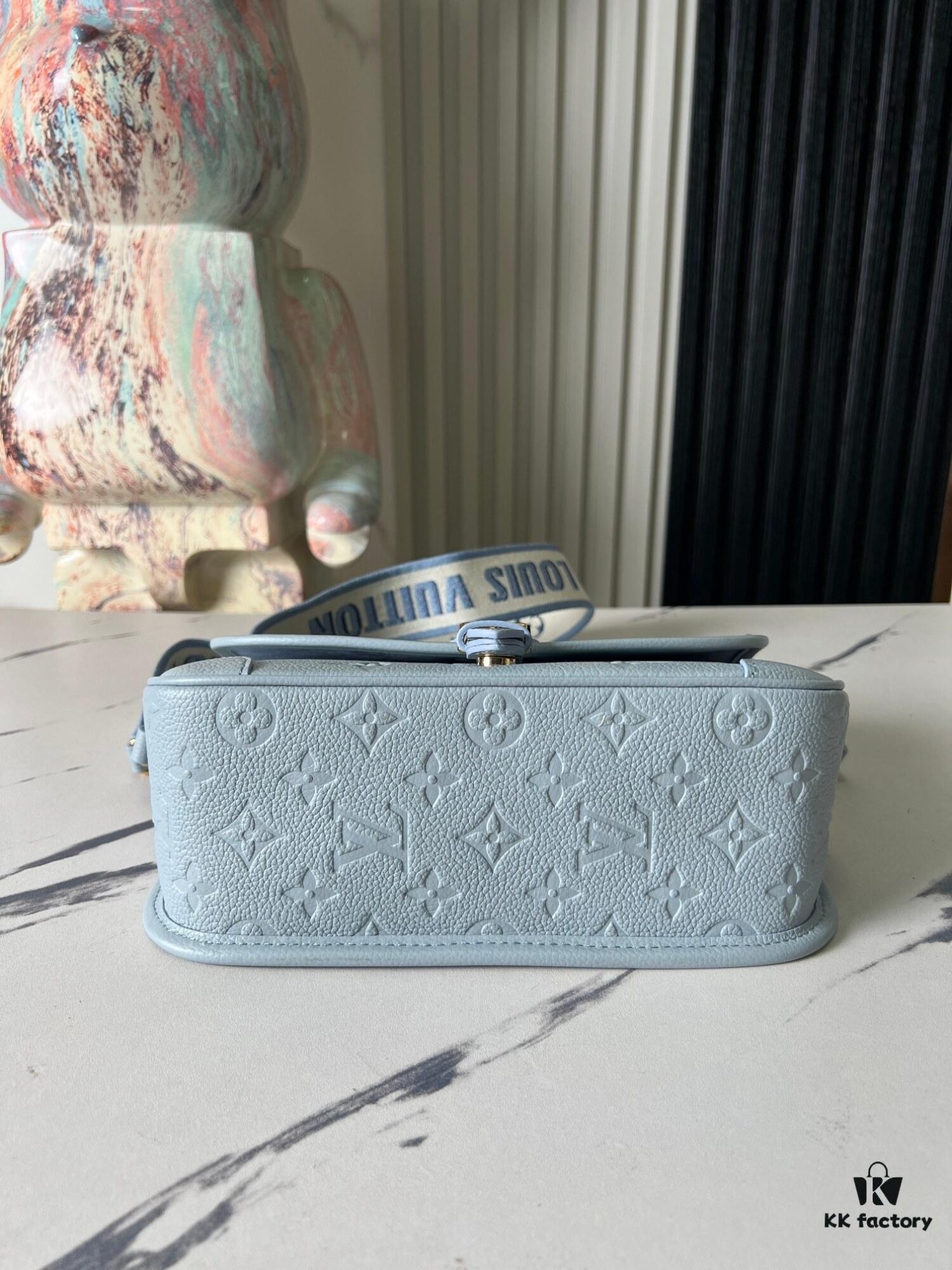 [Top Quality Original Order Exclusive Real Shot] M46846 Misty Blue M46386 Full Leather Embossed Baguette Bag Series Diane Handbag