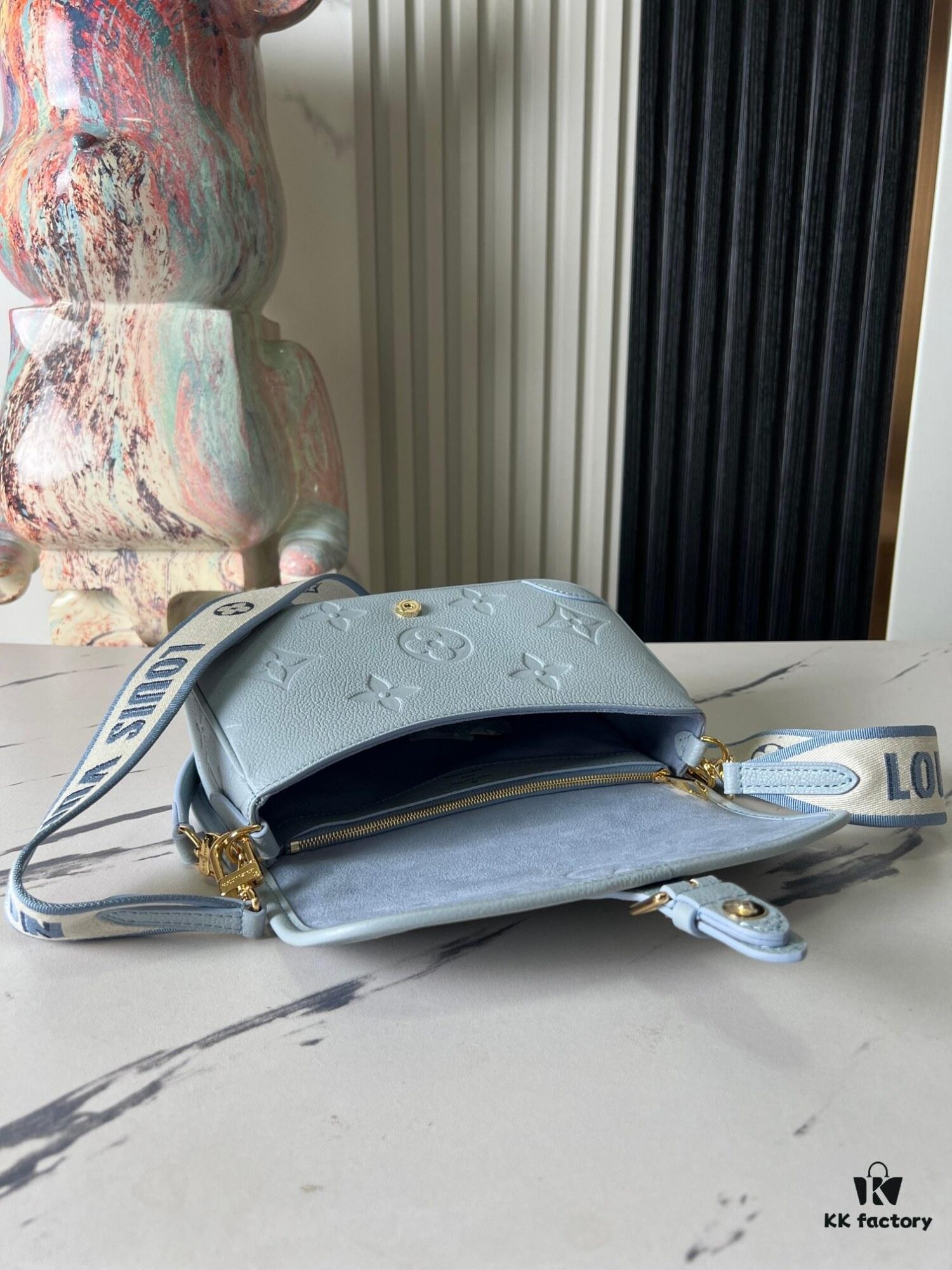 [Top Quality Original Order Exclusive Real Shot] M46846 Misty Blue M46386 Full Leather Embossed Baguette Bag Series Diane Handbag