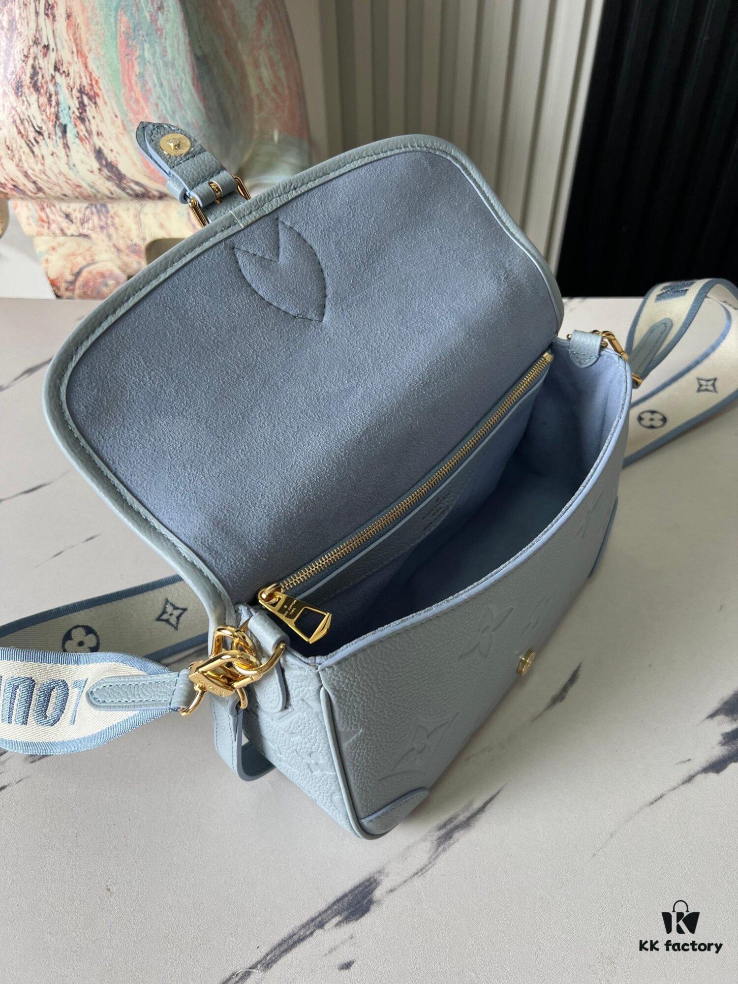 [Top Quality Original Order Exclusive Real Shot] M46846 Misty Blue M46386 Full Leather Embossed Baguette Bag Series Diane Handbag