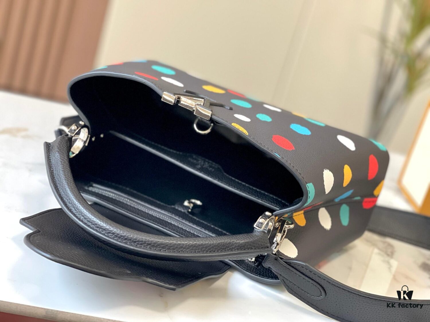 Upgraded M21665 LV x YK Capucines Medium Handbag