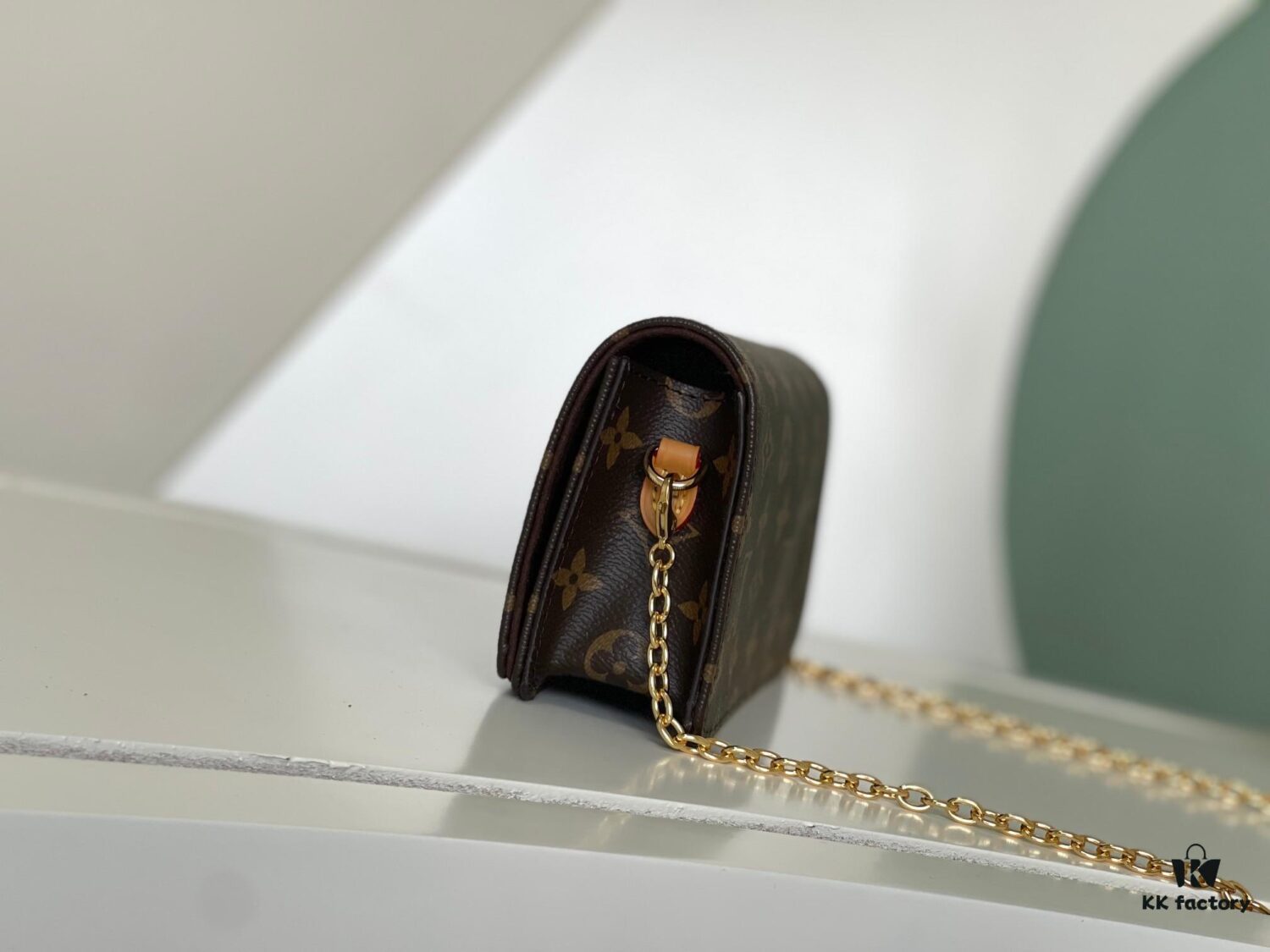 M82509 Vintage Lily Wallet on Chain