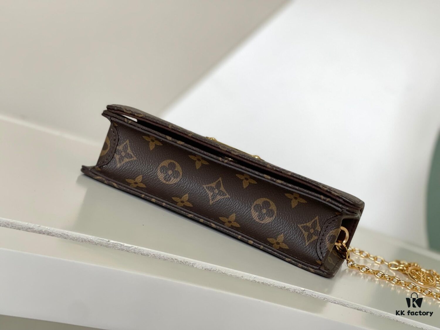 M82509 Vintage Lily Wallet on Chain