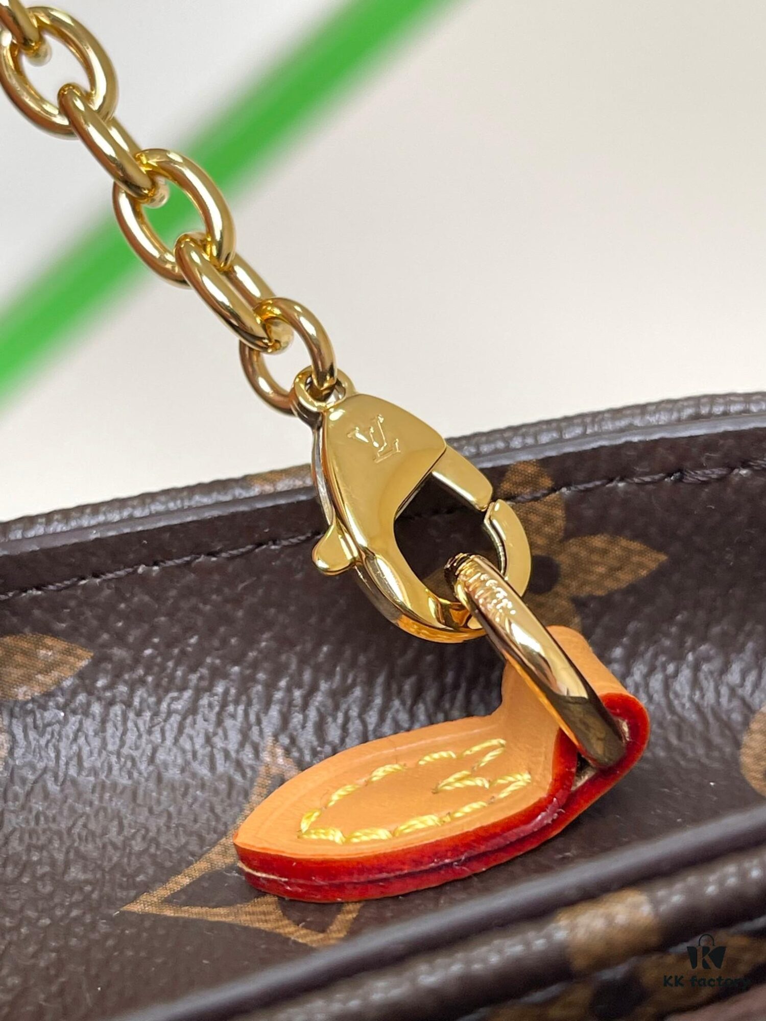 M82509 Vintage Lily Wallet on Chain