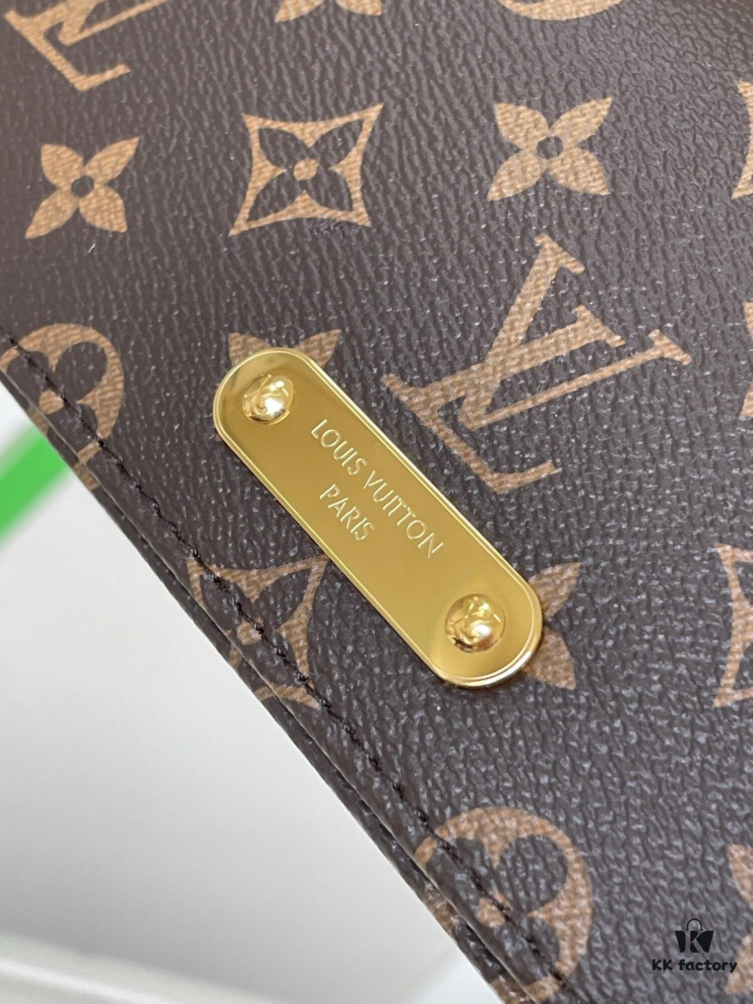 M82509 Vintage Lily Wallet on Chain