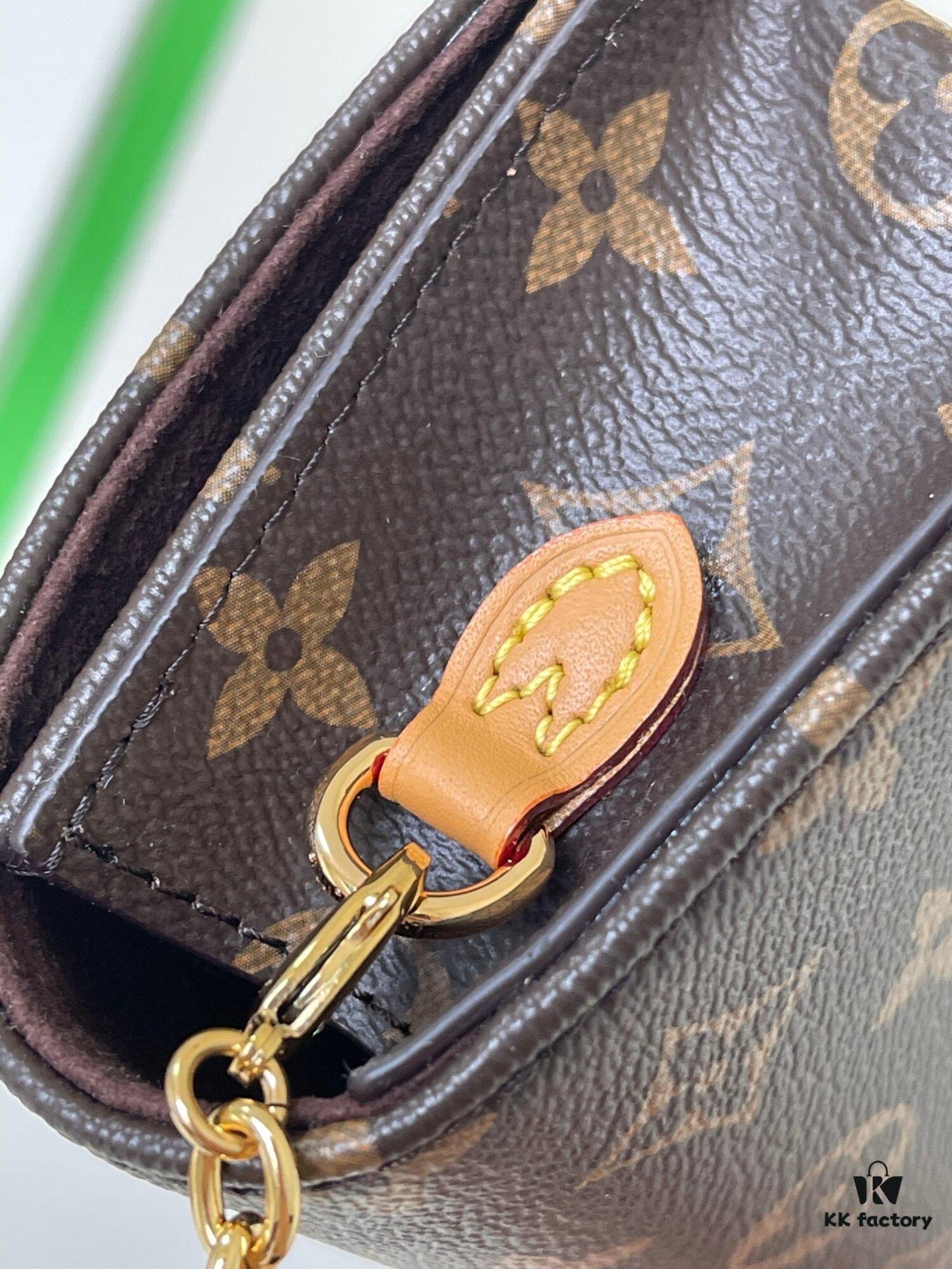 M82509 Vintage Lily Wallet on Chain