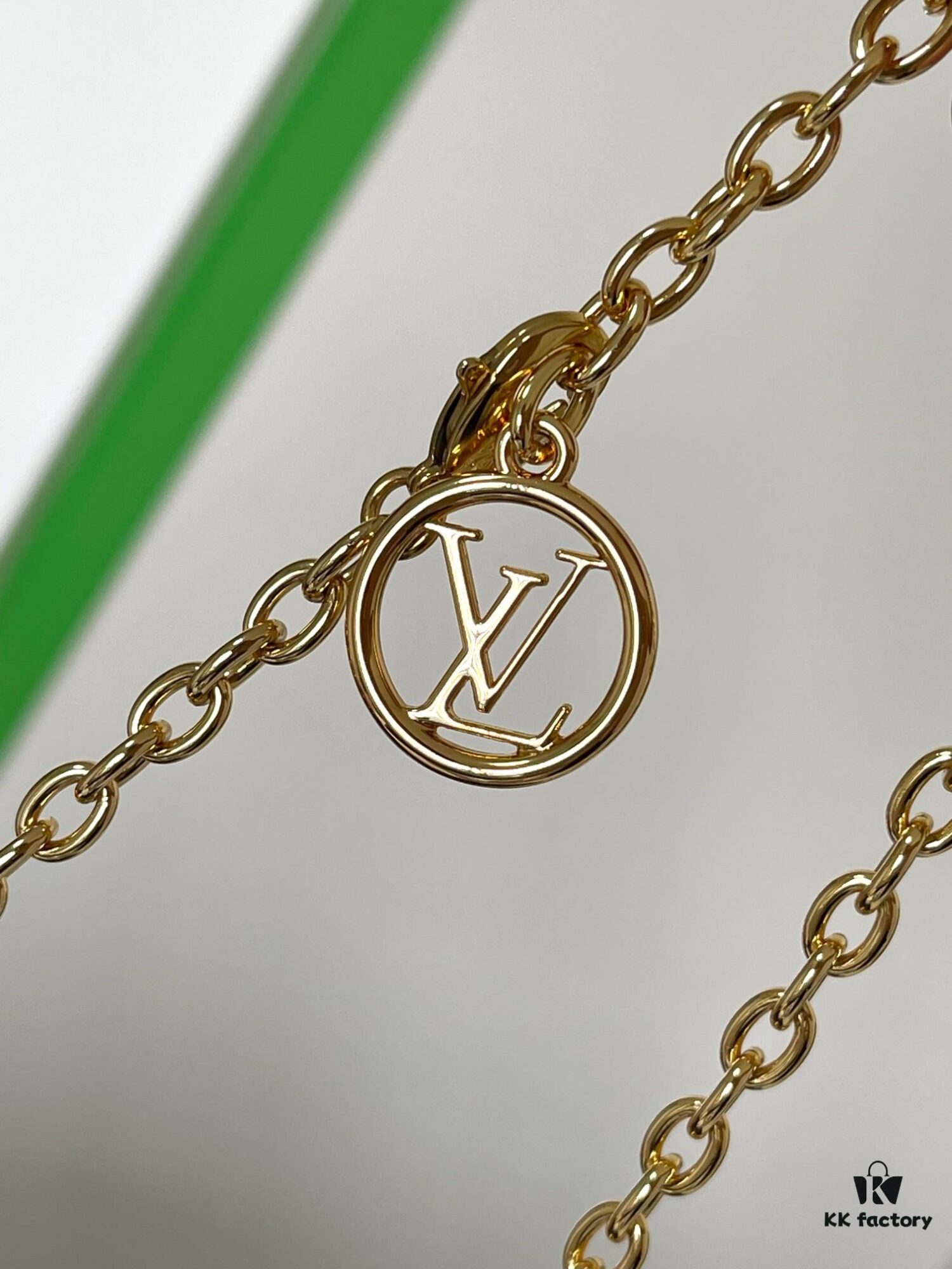 M82509 Vintage Lily Wallet on Chain