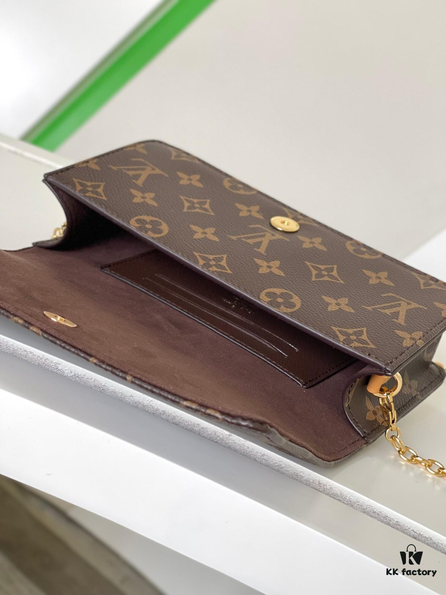 M82509 Vintage Lily Wallet on Chain