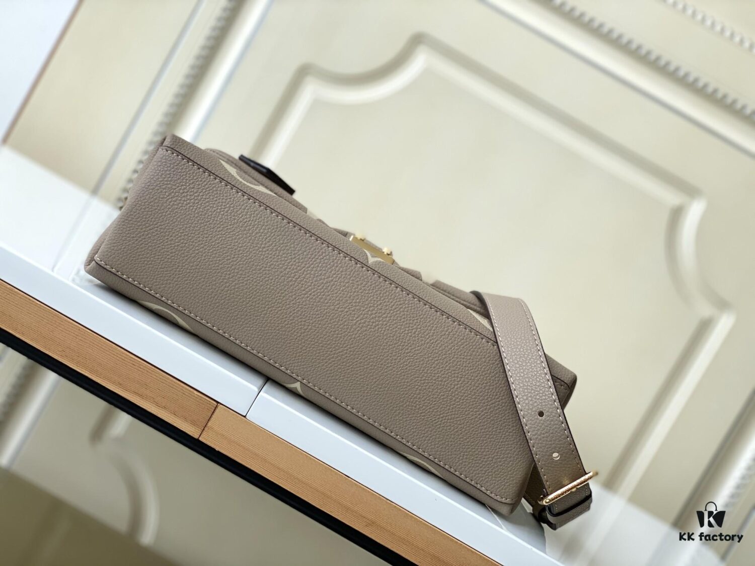 Price Adjustment [Haiyuan External Single Family Shoot] Large Size M45976 Black M46041 Apricot Print MADELEINE Louis Vuitton New Madeleine Medium Handbag Crafted in Monogram Empreinte Embossed Leather