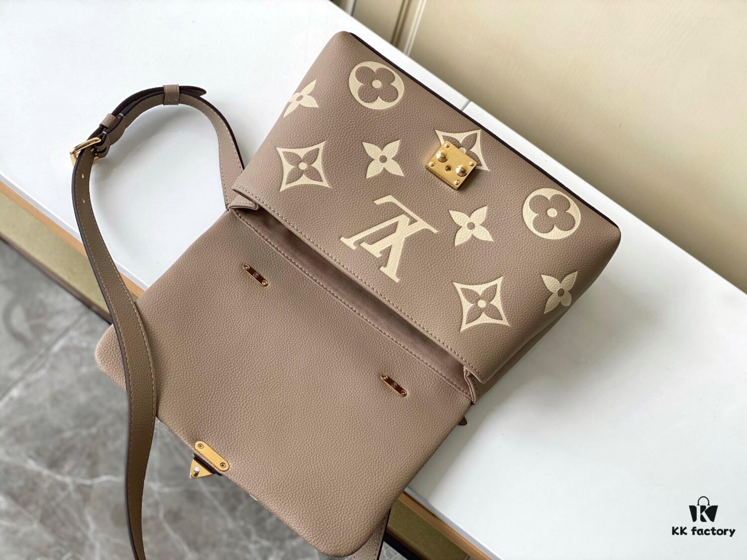 Price Adjustment [Haiyuan External Single Family Shoot] Large Size M45976 Black M46041 Apricot Print MADELEINE Louis Vuitton New Madeleine Medium Handbag Crafted in Monogram Empreinte Embossed Leather
