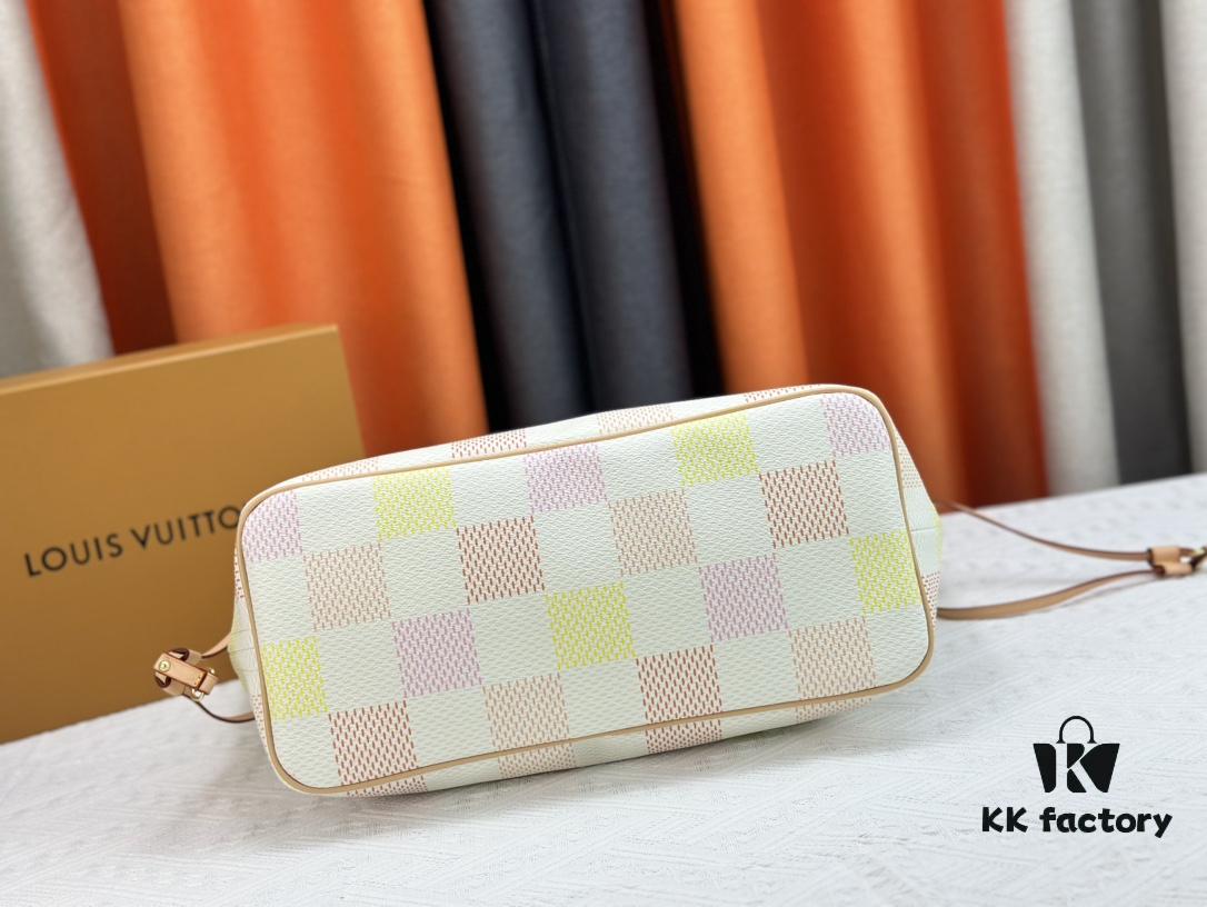 M40995 Medium Shopping Bag 💋💋 Louis Vuitton New Neverfull, A Fresh Take on the Iconic Bag Exploring Refined Interior Details