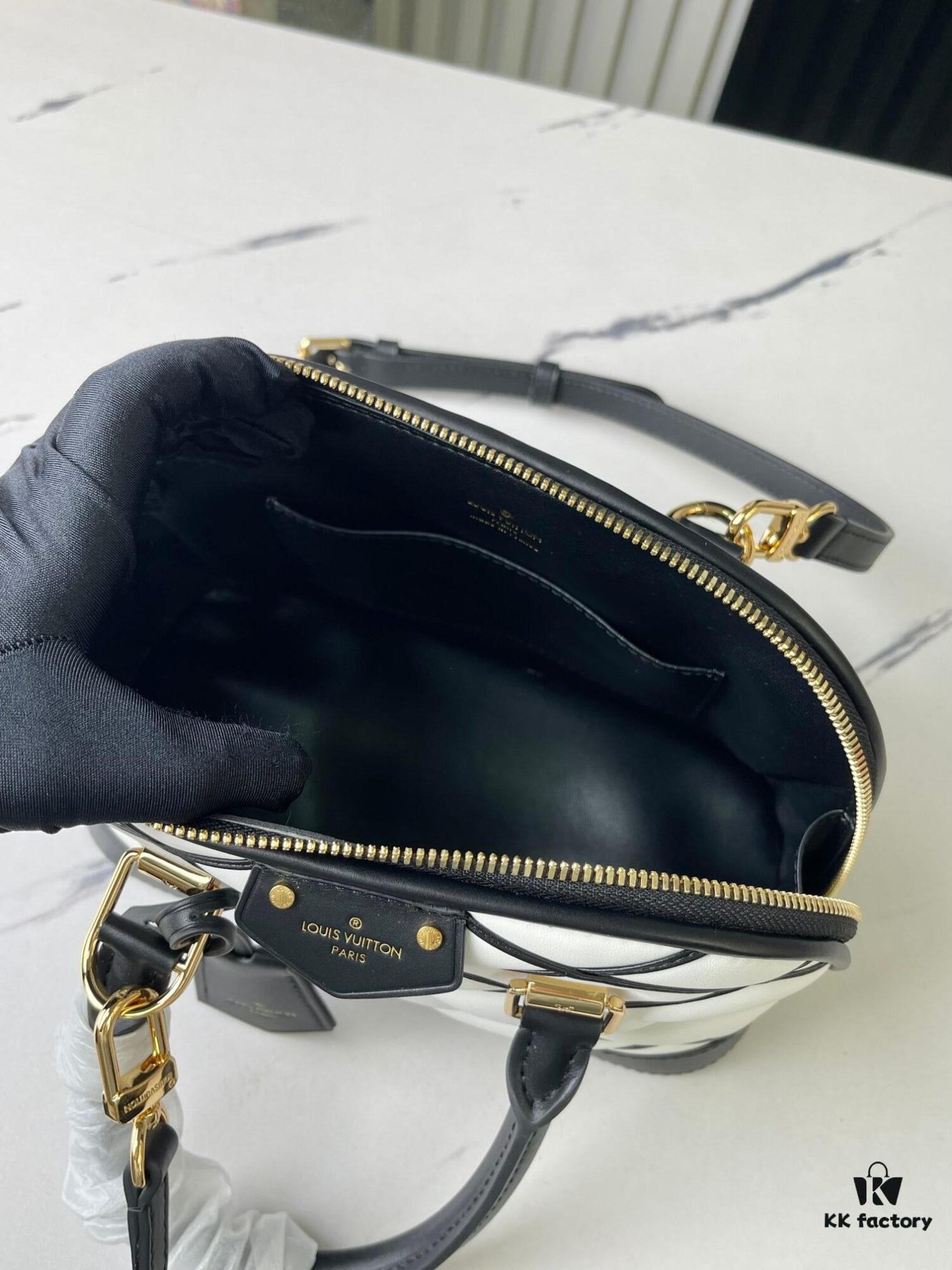 Top-tier Original Stock Exclusive Real Photo M23761 White Diamond-quilted Full Leather Shell Bag Series Alma BB Handbag