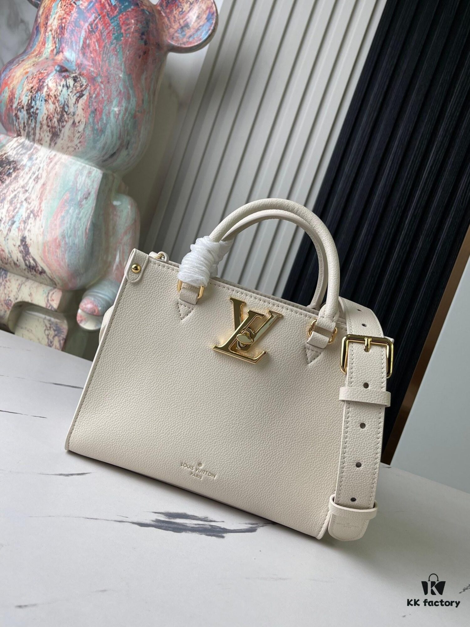 Top-tier Original Order, Exclusive Real Photos: M23637 White Full Leather Square Bag Series Lock & Go Handbag M22311