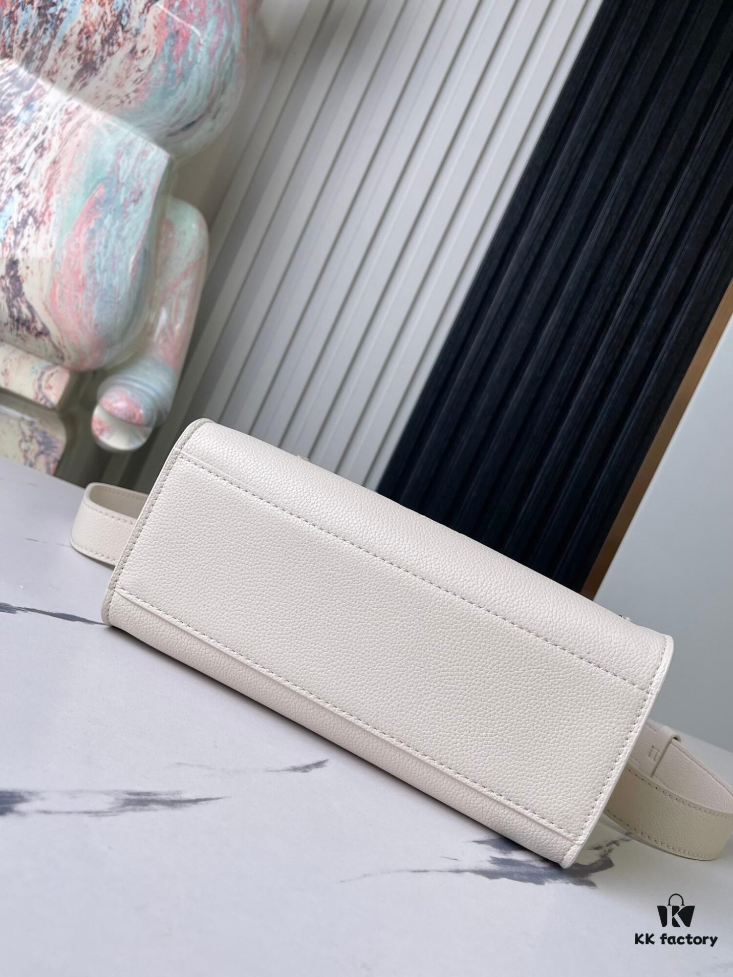 Top-tier Original Order, Exclusive Real Photos: M23637 White Full Leather Square Bag Series Lock & Go Handbag M22311