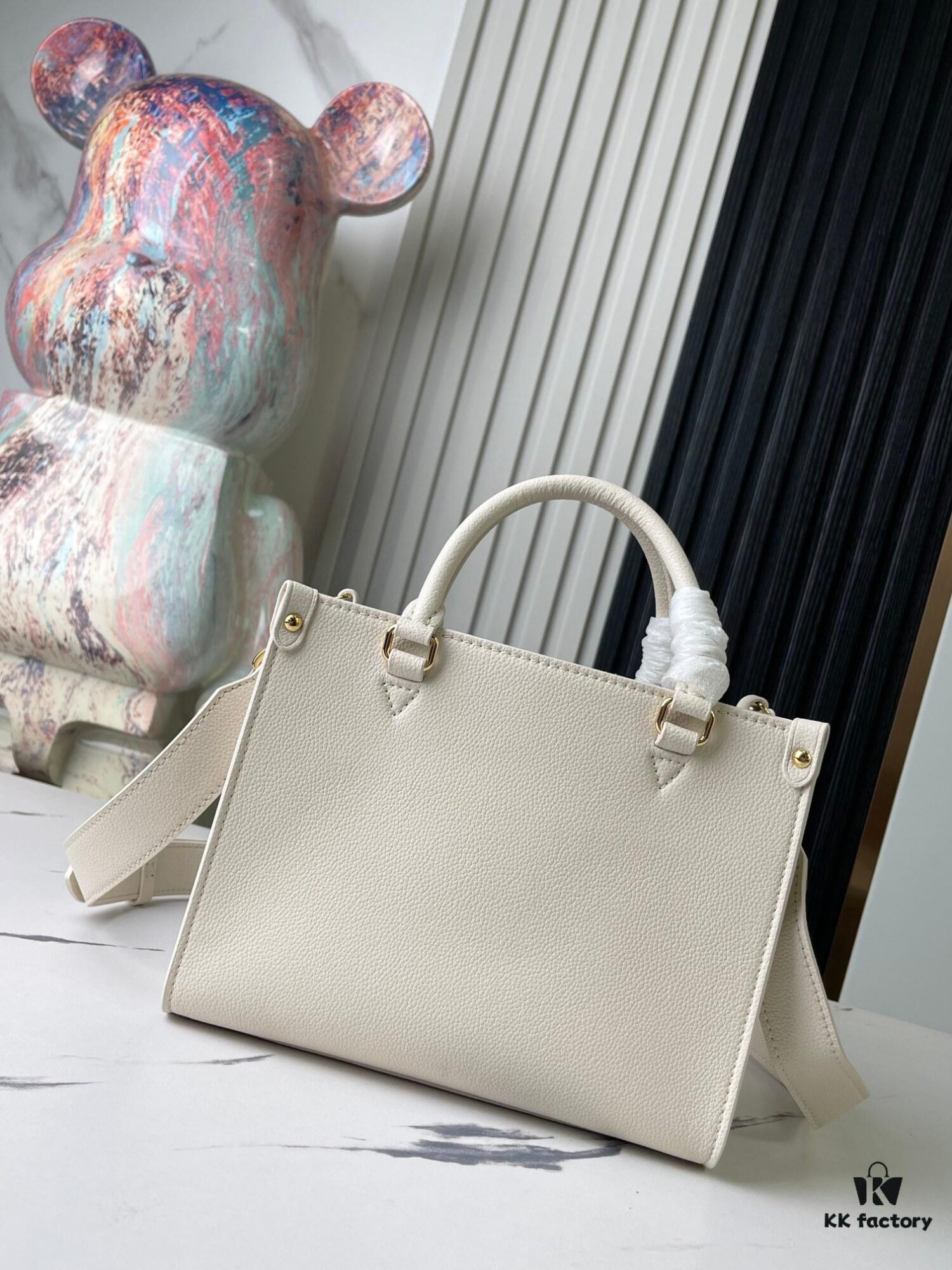 Top-tier Original Order, Exclusive Real Photos: M23637 White Full Leather Square Bag Series Lock & Go Handbag M22311