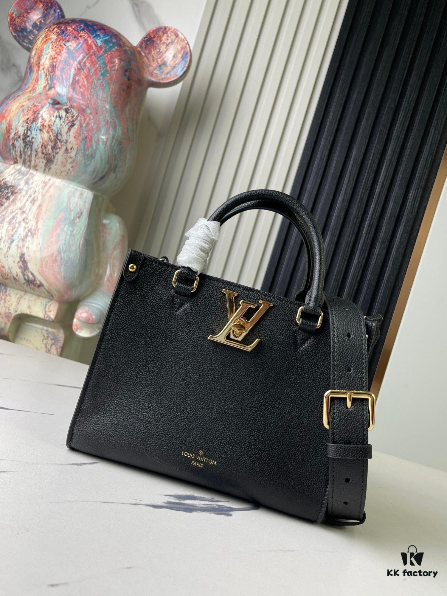 Top-Quality Original Order Exclusive Real Shot M22311 Black Full Leather Square Bag Series Lock & Go Handbag M23637