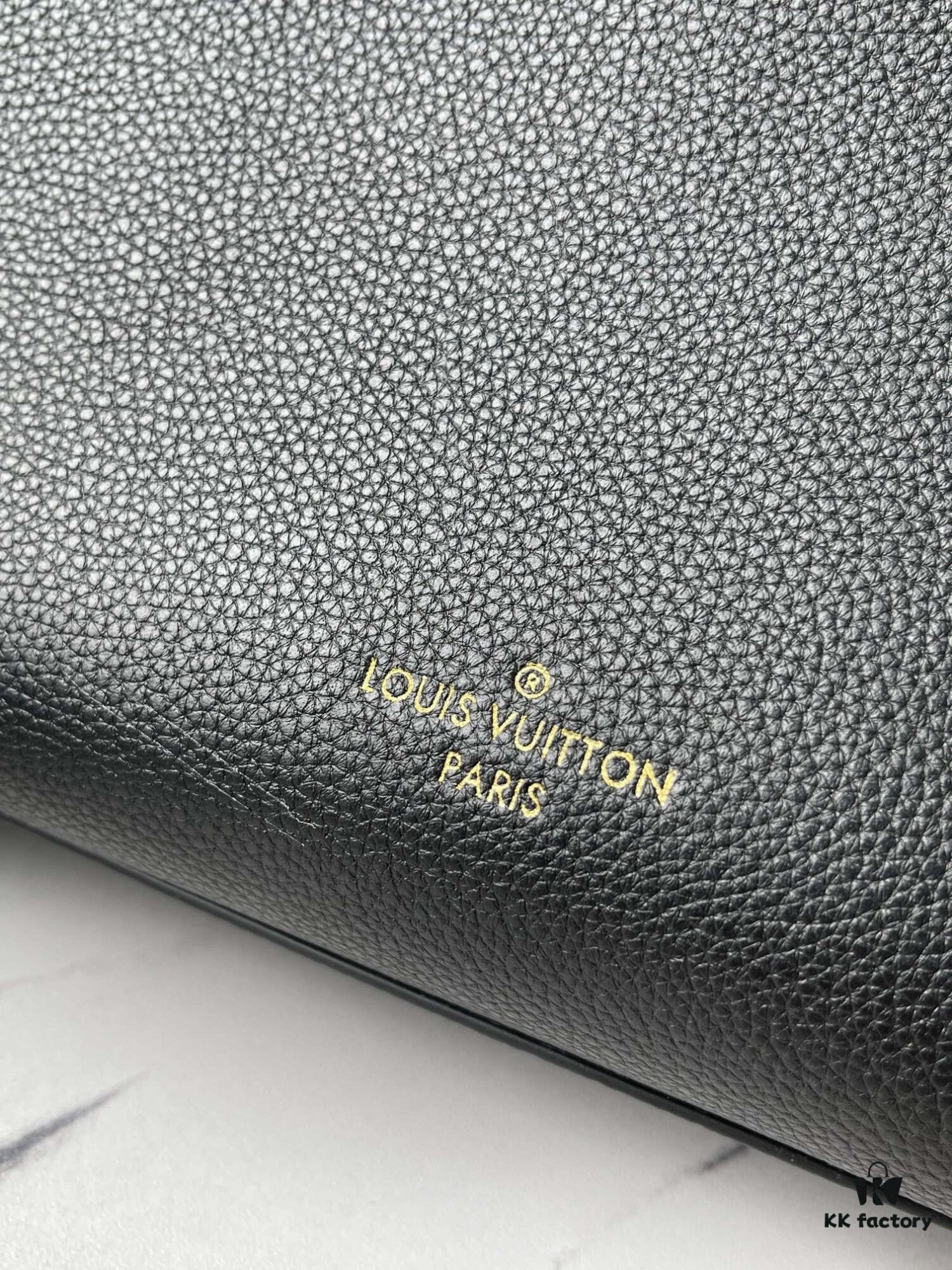 Top-Quality Original Order Exclusive Real Shot M22311 Black Full Leather Square Bag Series Lock & Go Handbag M23637