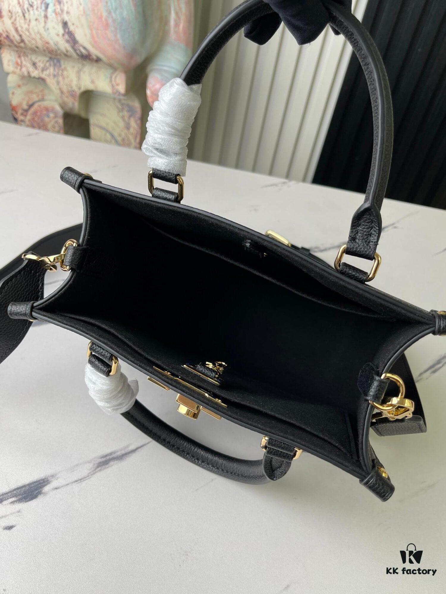 Top-Quality Original Order Exclusive Real Shot M22311 Black Full Leather Square Bag Series Lock & Go Handbag M23637
