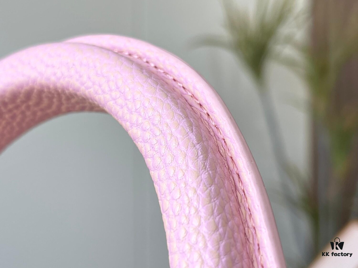 Upgraded M20841 Etoile Pearlized Pink Shell Button Capucines MM Handbag