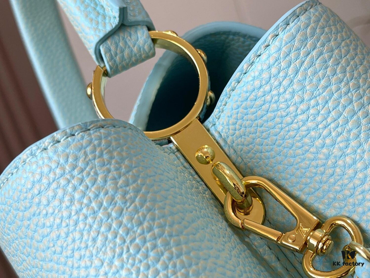 Upgraded M20841 Stellar Pearl Green Shell Button Capucines MM Handbag