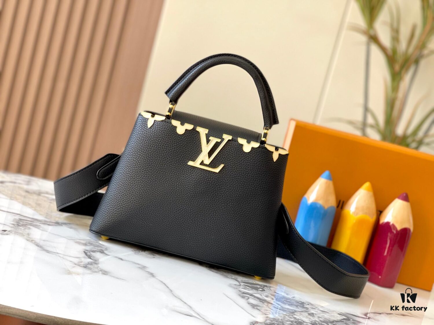 Upgraded M23766 Black and White Mother-of-Pearl Flower Crown Handbag